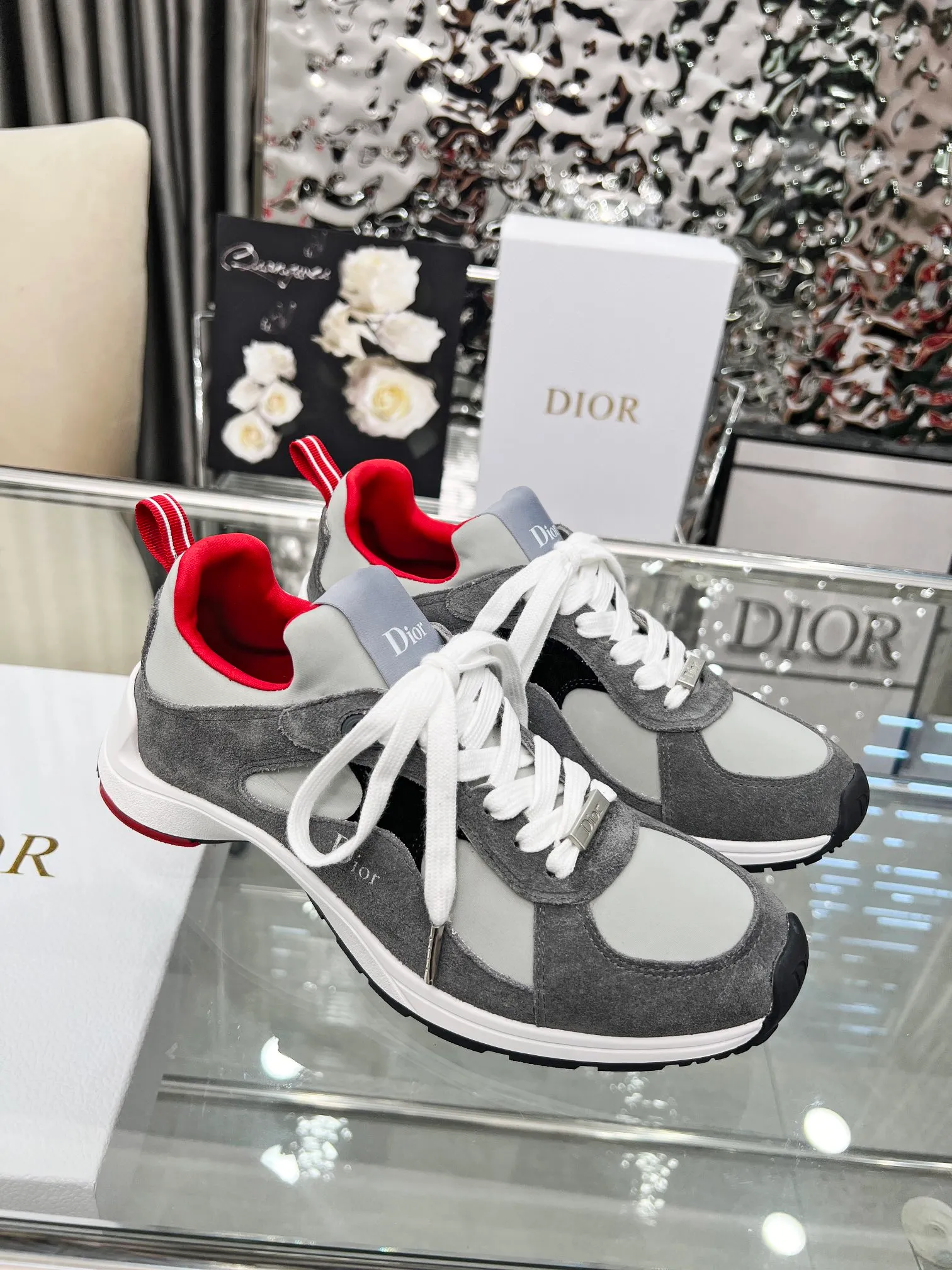Men's shoes 💰540 Dior, the latest Star series on the show, this Dior Star dad sneaker is a new product for the fall of 2025, enriching the classic series with fashionable retro style. Carefully crafted, these Dad Shoes style shoes can be paired with casual looks all year round and follow the trend of the retro market. The Dior logo on the tongue also indicates that this pair of shoes is the B30 model! B30 uses fine-textured leather and mesh cloth materials to form a shoe body. There are conspicuous letters CD on both sides of the shoe body to indicate identity. The multiple lines on the shoe body outline the details, making the shoes look less monotonous and full of retro three-dimensionality! Code number: 40-46 Color: four colors